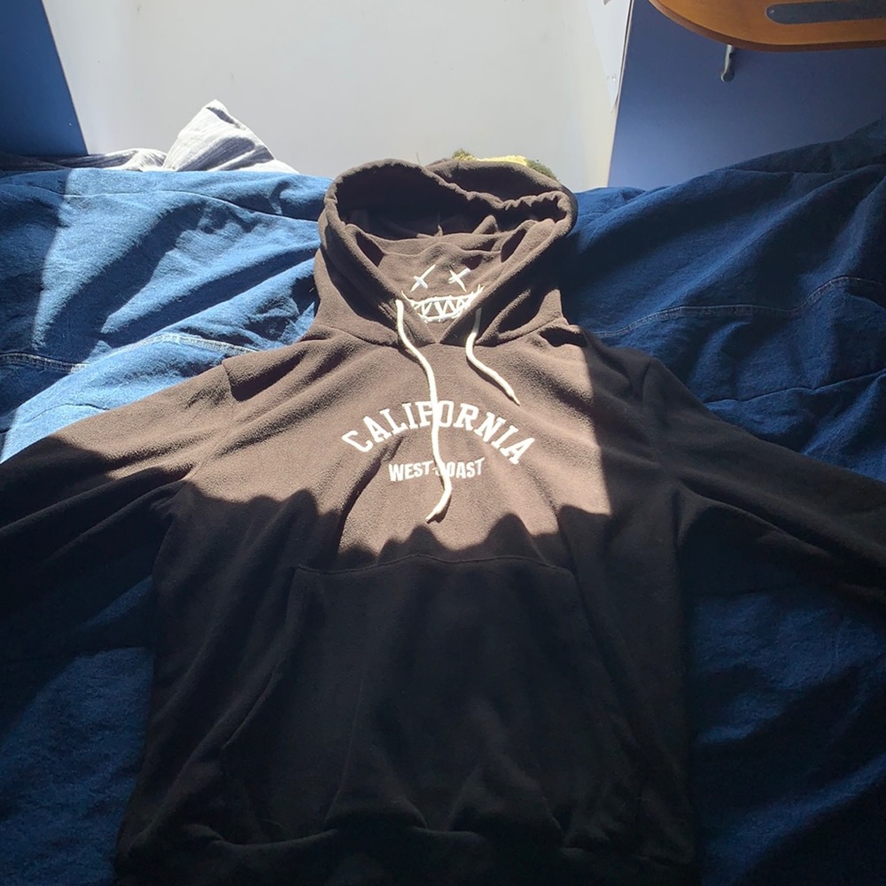 Men’s Size Medium, Black, soft sweatshirt with pull up mask